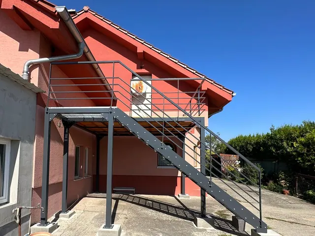 Oceľové schodisko s terasou