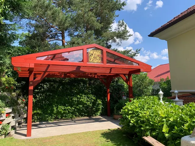 Červená pergola so sedlovou strechou
