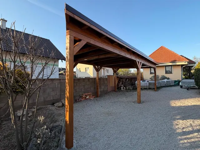 Drevený prístrešok nad dvorom – fotka 1