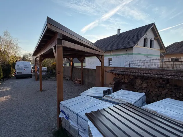 Drevený prístrešok nad dvorom – fotka 5
