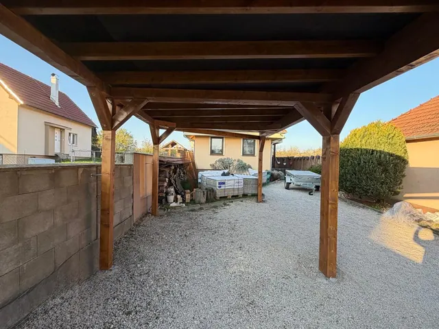 Drevený prístrešok nad dvorom – fotka 6