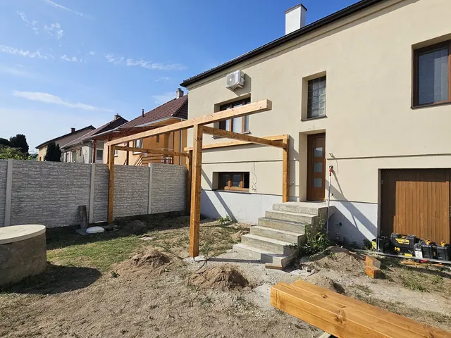 Krytá terasa so schodiskom – fotka 1