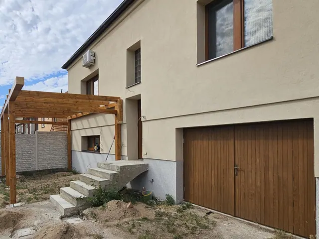 Krytá terasa so schodiskom – fotka 9