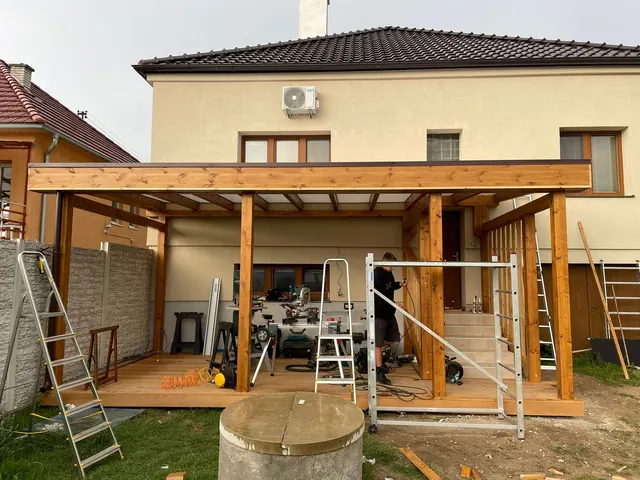 Krytá terasa so schodiskom – fotka 17