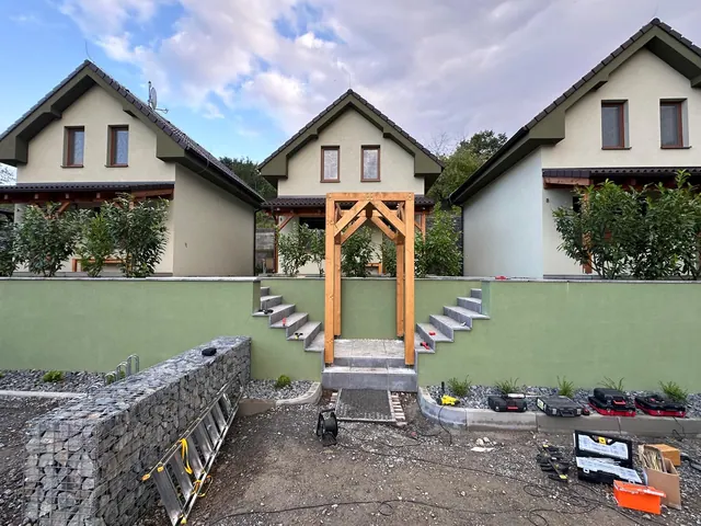 Pergola nad vstupným schodiskom – fotka 1