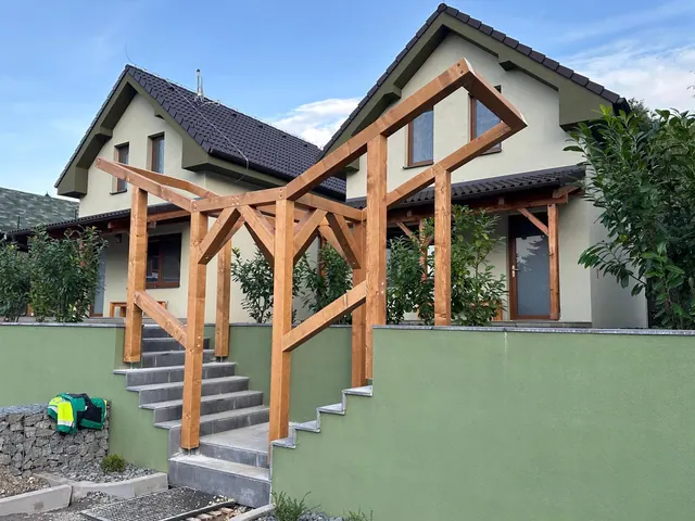 Pergola nad vstupným schodiskom – fotka 3