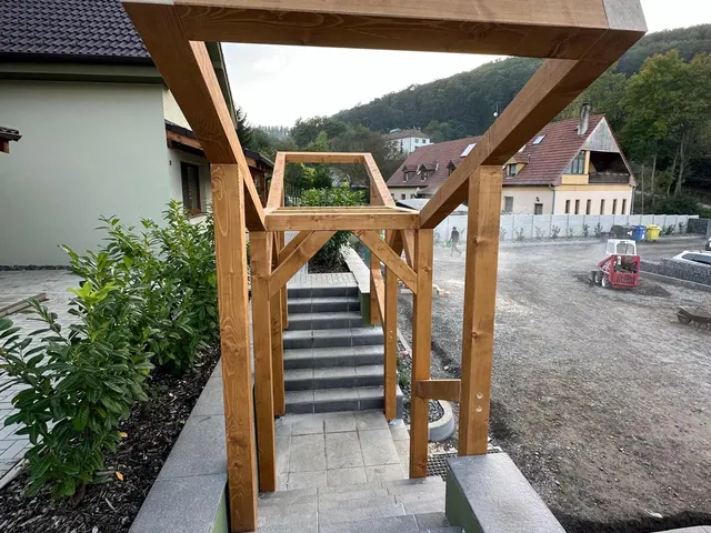 Pergola nad vstupným schodiskom – fotka 4