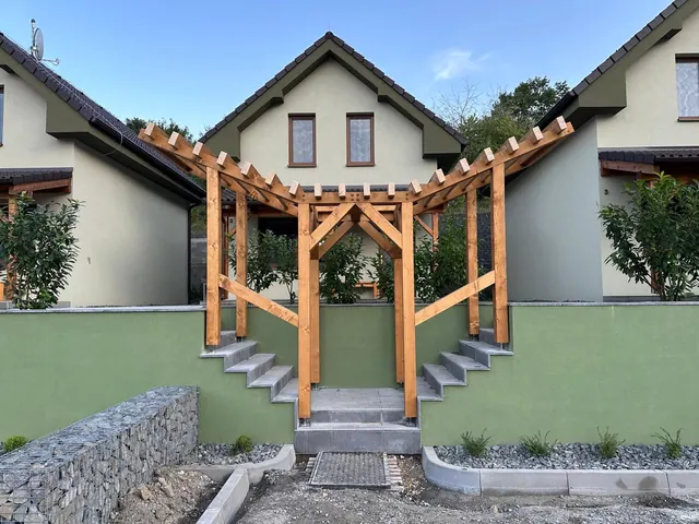 Pergola nad vstupným schodiskom – fotka 5