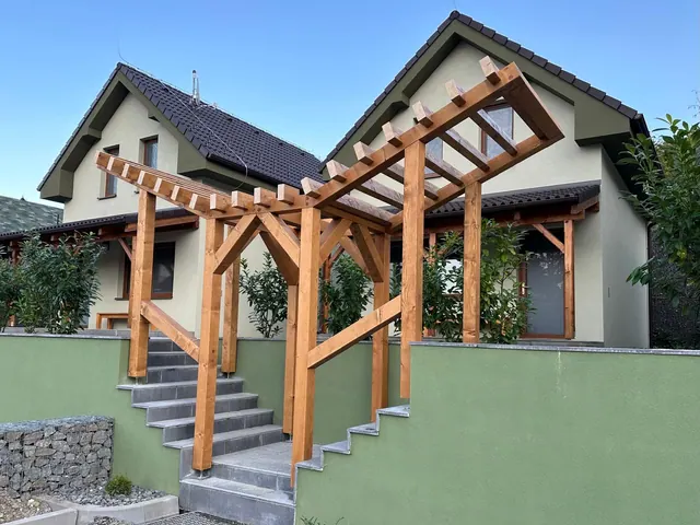 Pergola nad vstupným schodiskom – fotka 6