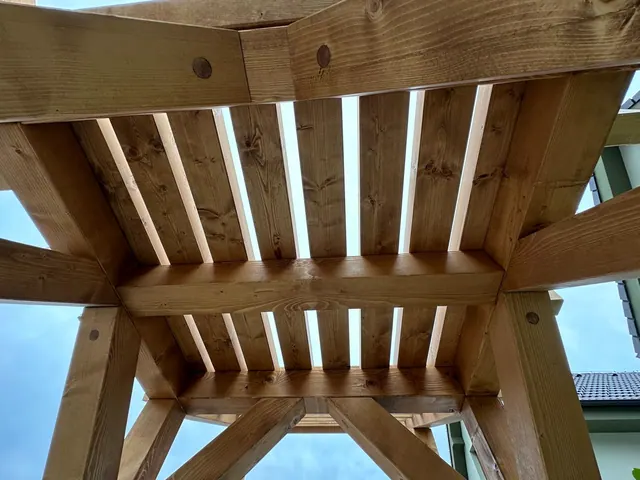 Pergola nad vstupným schodiskom – fotka 8