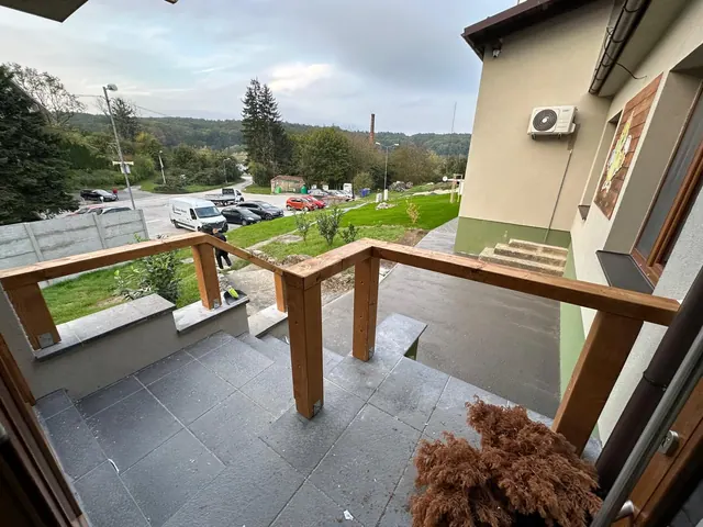 Pergola nad vstupným schodiskom – fotka 12