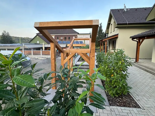 Pergola nad vstupným schodiskom – fotka 14