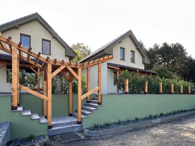 Pergola nad vstupným schodiskom – fotka 17