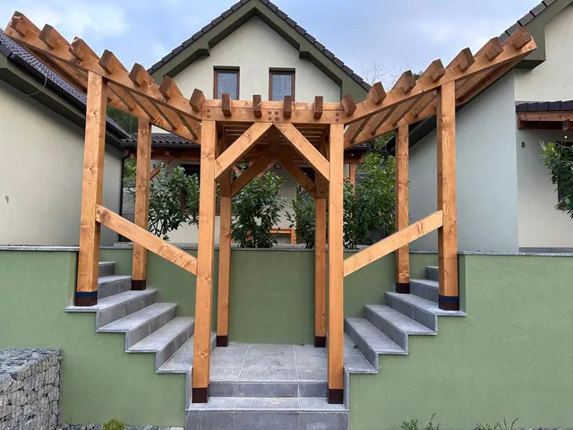Pergola nad vstupným schodiskom – fotka 19