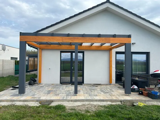 Pergola s priehľadnou strechou – fotka 2