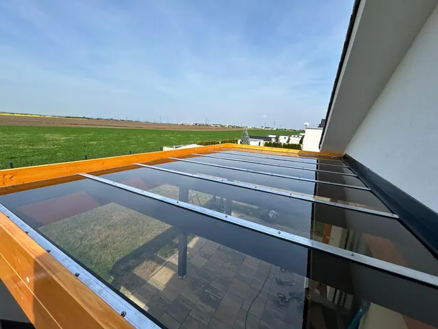 Pergola s priehľadnou strechou – fotka 6
