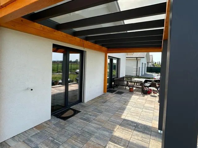 Pergola s priehľadnou strechou – fotka 8