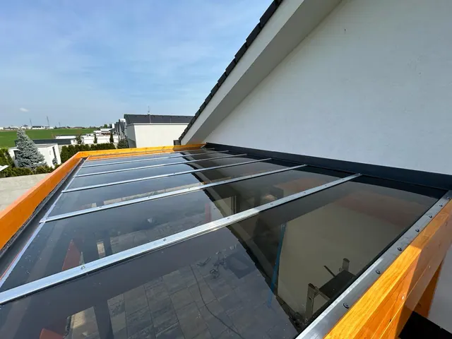 Pergola s priehľadnou strechou – fotka 10