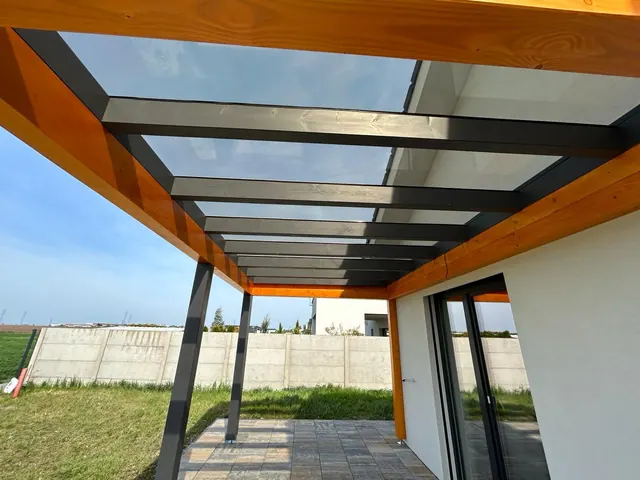 Pergola s priehľadnou strechou – fotka 11