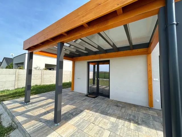 Pergola s priehľadnou strechou