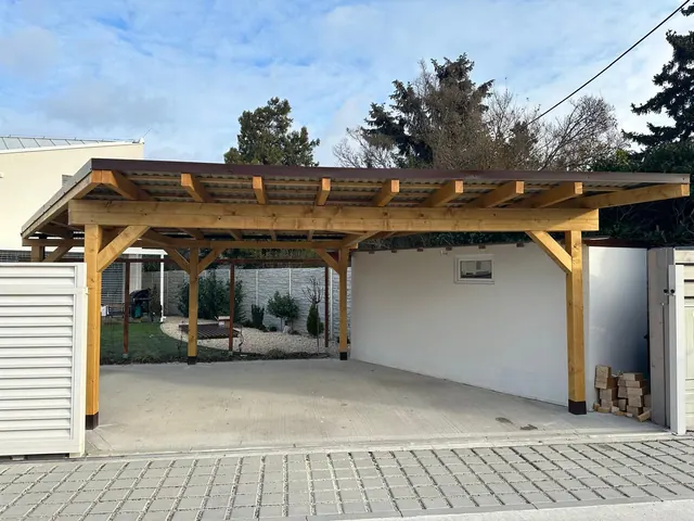 Prístrešok na auto s plechovou strechou
