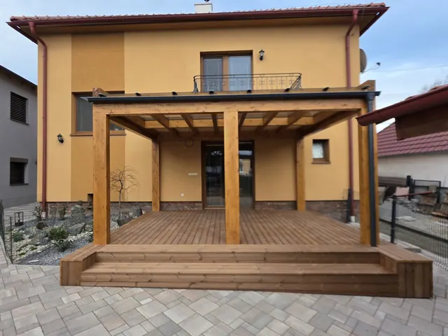 Drevená terasa s pergolou