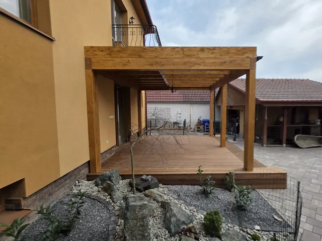 Drevená terasa s pergolou – fotka 7