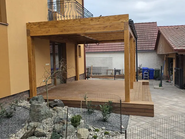 Drevená terasa s pergolou – fotka 14