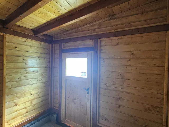 Drevená záhradná chatka – fotka 18